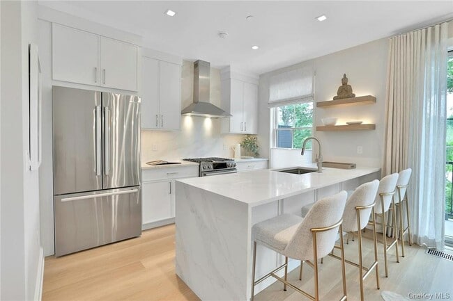 Building Photo - 162 Bedford Rd