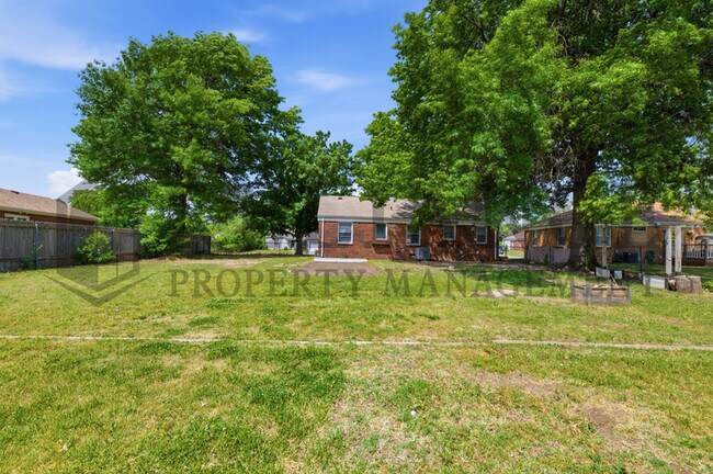 Building Photo - 656 S Whittier St