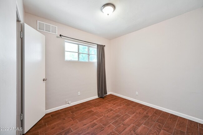 Building Photo - 144 North Hunt Dr E