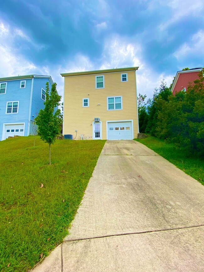 Building Photo - Beautiful 3 Bed 2.5 Bath House