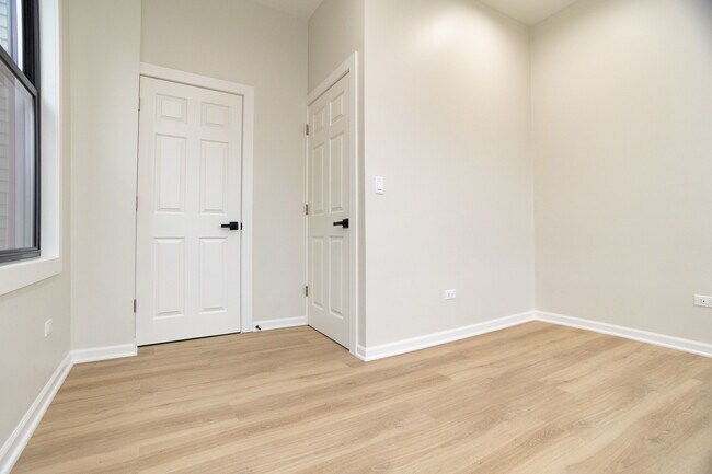 Building Photo - 3111 N Oakley Ave