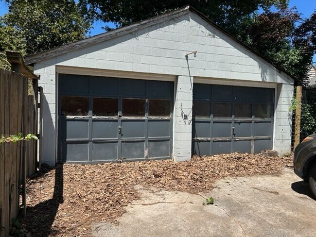 Building Photo - 2300 Rosewood Ave