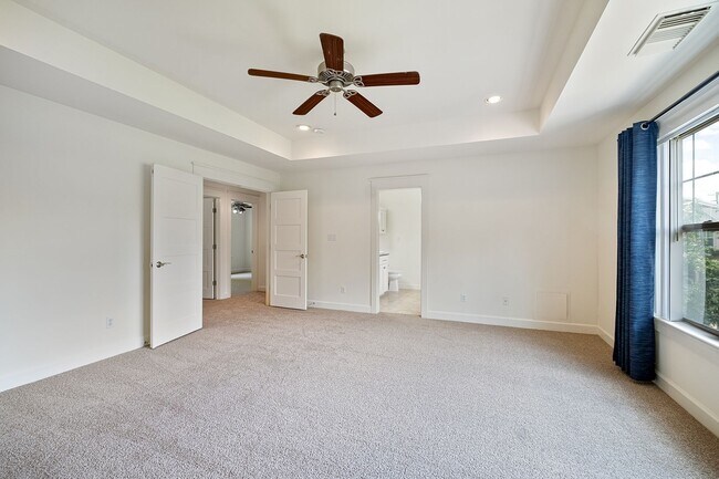 Building Photo - Beloved 3 Bedroom, 2.5 Bath Home in Brentwood