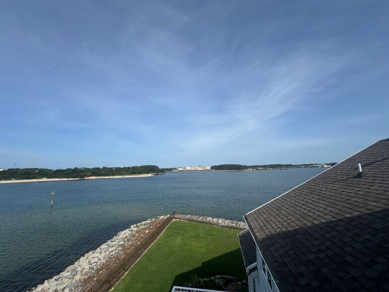 Building Photo - 9462 Bay Front Dr
