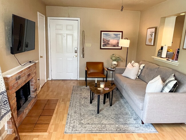 Building Photo - 421 W San Antonio St