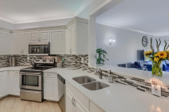 Building Photo - 400 Uno Lago Dr