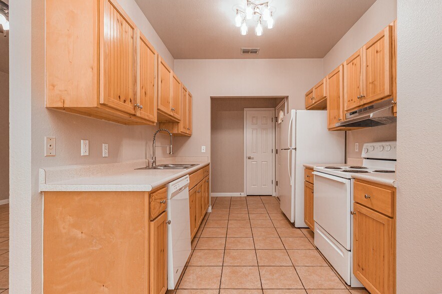 Building Photo - 104 San Antonio Rd