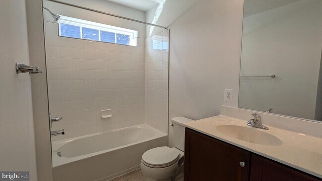 Building Photo - 11 Edinburgh Ct