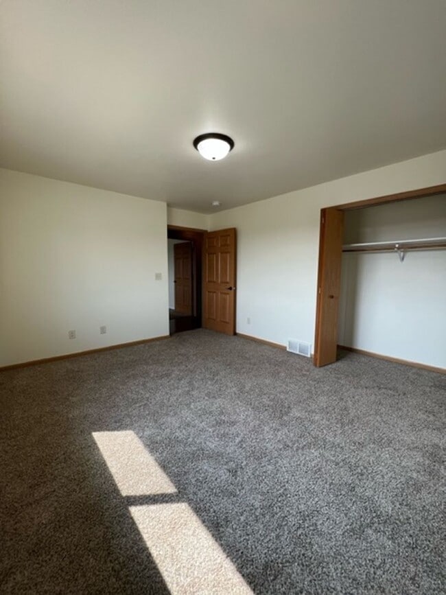 Building Photo - BEAUTIFUL & SPACIOUS 4 BEDROOM/2.5 BATH DU...
