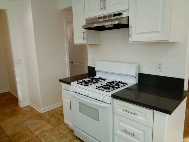 Building Photo - 2 Bedroom 1 Bath Remodeled House for Rent ...