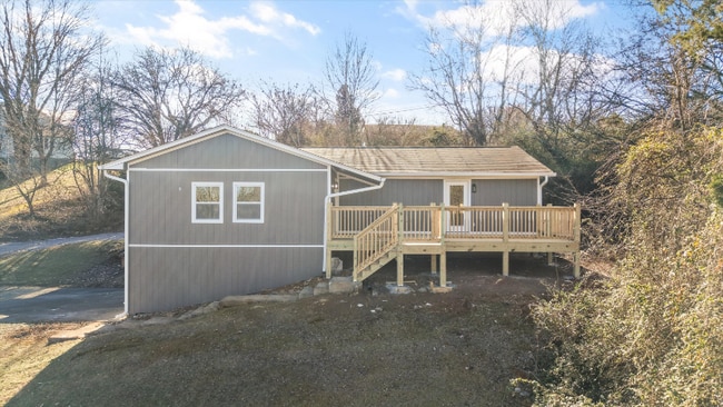 Building Photo - 305 Iroquois Ln