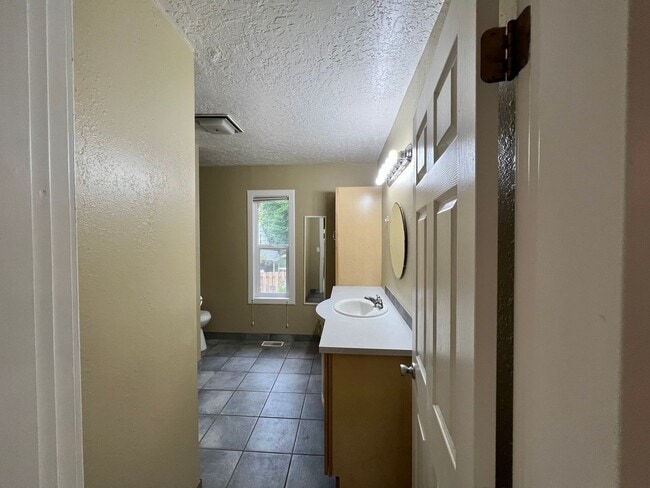 Building Photo - Outdoor Oasis: Charming 3 Bed 2 Bath House!