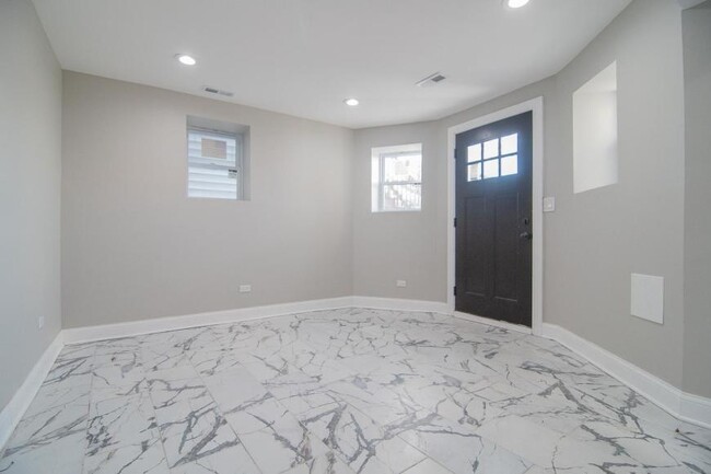 Building Photo - 2 bedroom in Chicago IL 60651