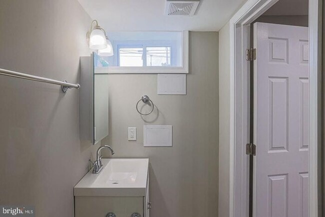 Building Photo - 4 Bedroom Beautiful Home