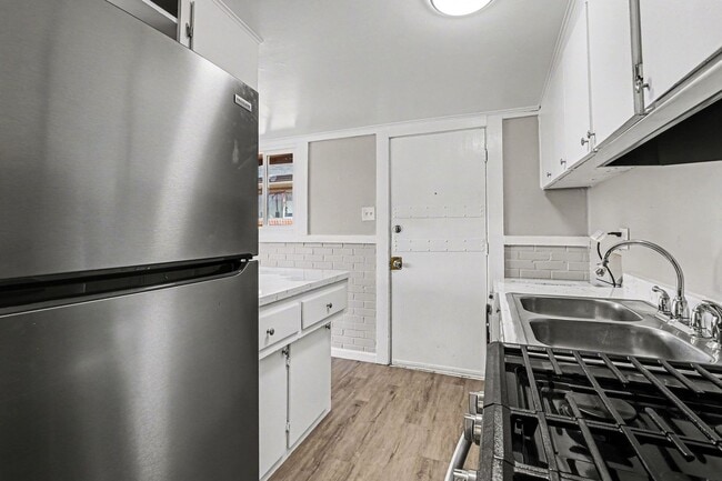 Building Photo - Newly Renovated 2Bed/1Bath Duplex in Park Hill