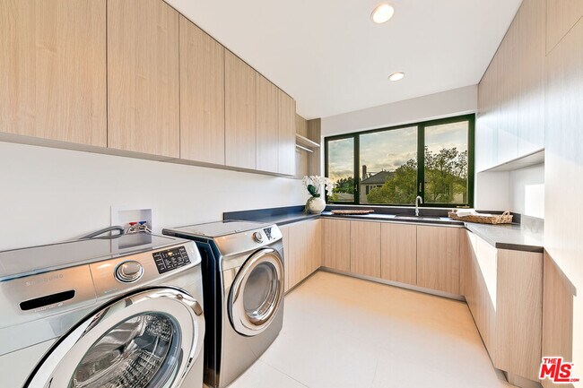 Building Photo - 2030 Talmadge St