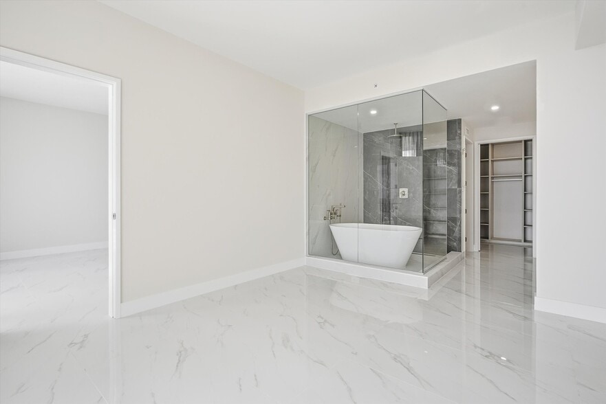 Building Photo - 700 NE 24th St