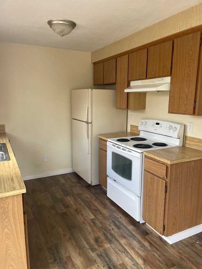 Building Photo - 00340-1554/1555 Wedgewood