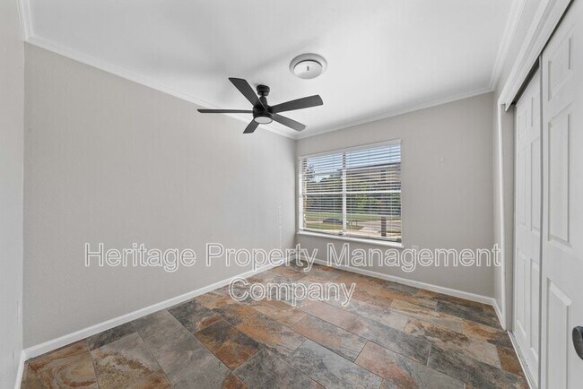 Building Photo - 640 Crest Ln