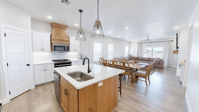 Building Photo - 4 Bedroom Home with 3 Car Garage in Enoch