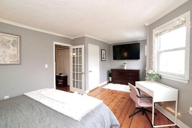 Building Photo - 206 Bunker Hill St