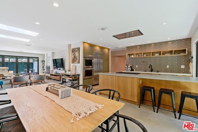 Building Photo - 2820 Nichols Canyon Pl