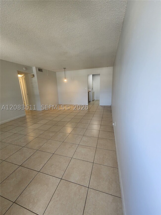 Building Photo - 10004 Twin Lakes Dr