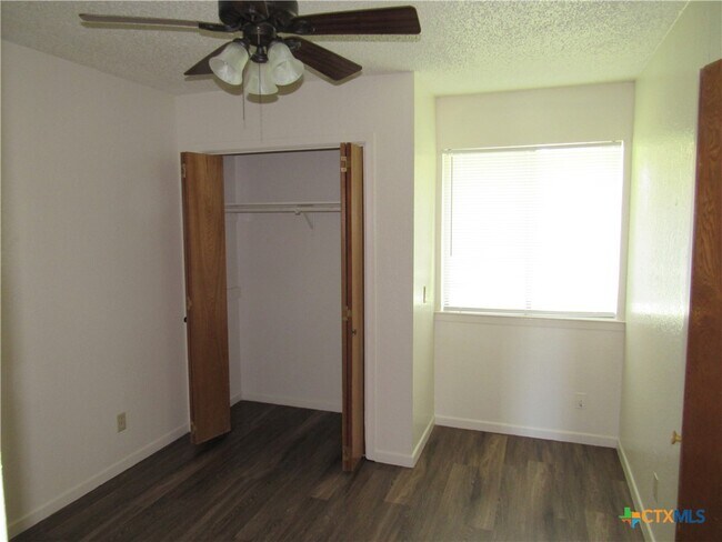 Building Photo - 2406 Shoemaker Dr