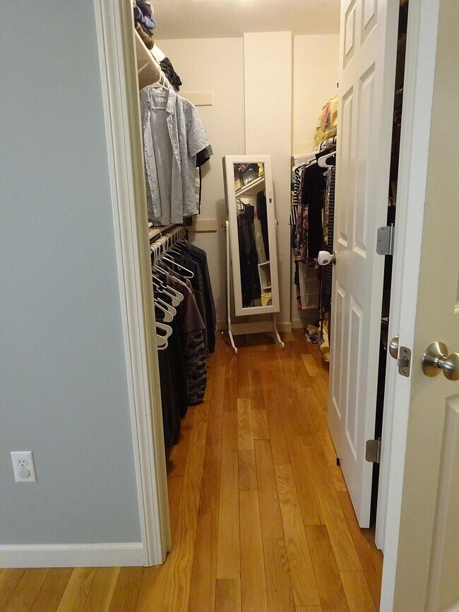 Walk-in closet Master Bedroom - 24 Autumn Ln