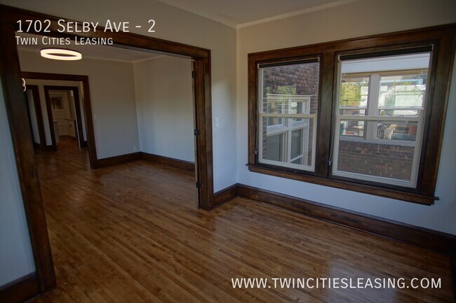 Building Photo - Newly Renovated Apartment! Fantastic Locat...