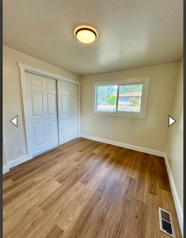 Building Photo - 2 Bed 1 Bath Duplex with Garage,