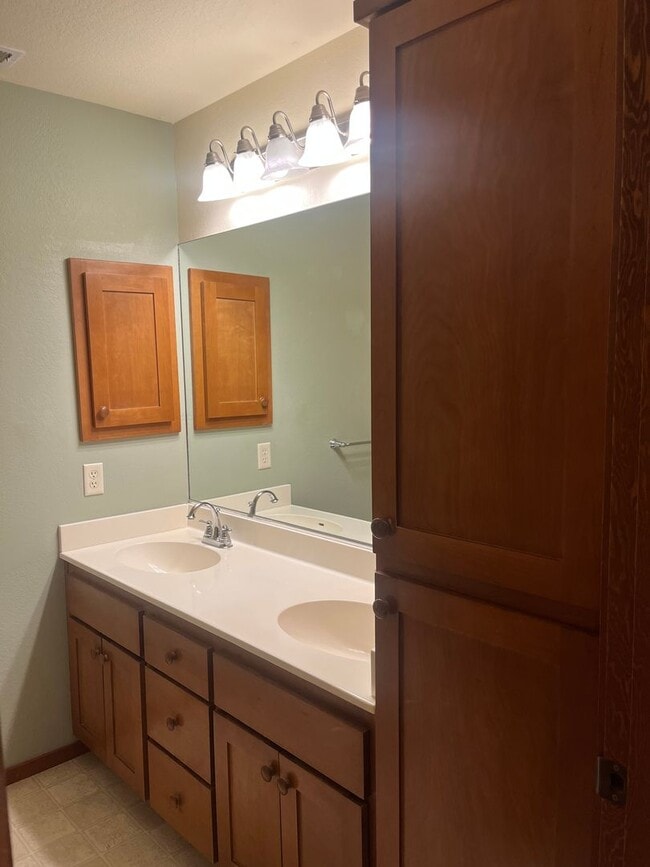 Building Photo - 3 Bedroom 2.5 Bath Townhouse