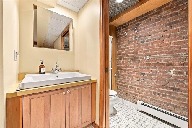 Building Photo - 373 Webster Ave