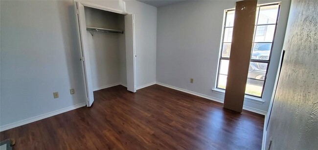 Building Photo - 3026 N Bell Ave