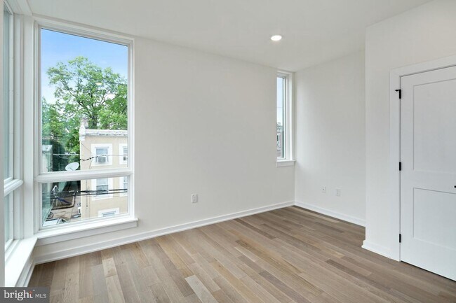 Building Photo - Olde Kensington Two Bedroom Condo