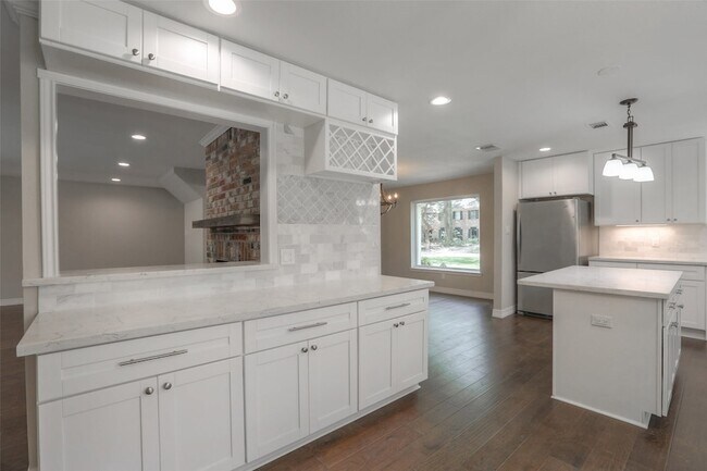 Building Photo - 730 Bison Dr