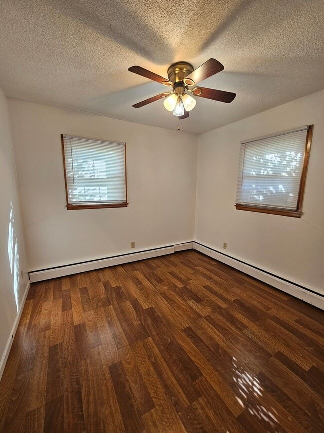 Building Photo - 3 BD | 1 BA | HOUSE | ATTACHED GARAGE | SO...