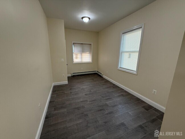 Building Photo - 147 S Pine Ave