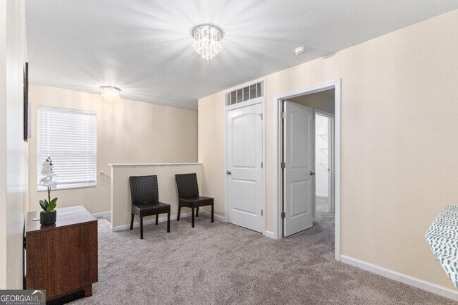 Building Photo - 2896 S Hills