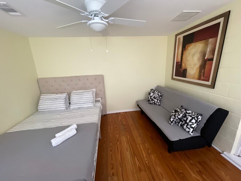 3x1 or 4x2 bedroom - 2440 Manasota Beach Rd