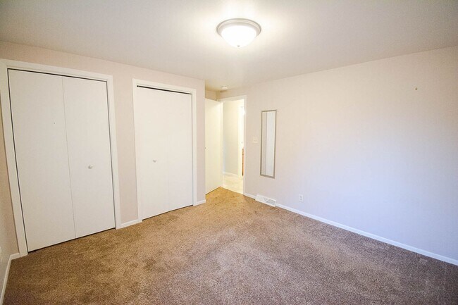 Building Photo - Ranch-style home with great fenced yard & patio!