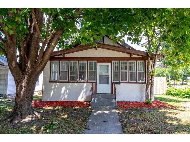 Building Photo - Huge 5 Bedroom - SFH- Walk to Macalester!