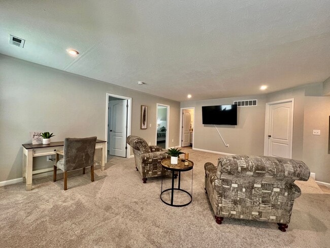 Building Photo - Fully Furnished Luxury Corporate Rental - ...