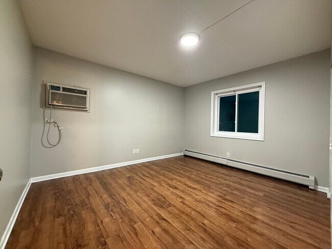 Building Photo - 154 E Bailey Rd