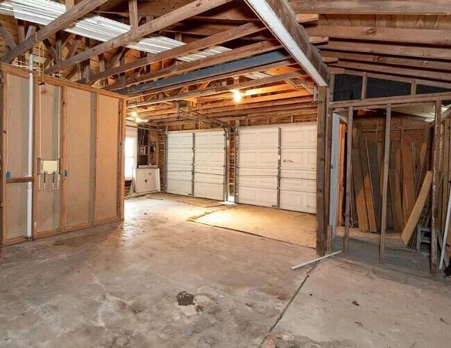 Building Photo - 616 17th Ave N