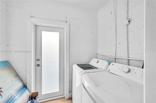 Building Photo - 1960 NE 182nd St