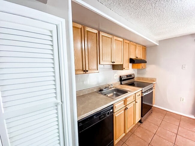 Building Photo - Beautifully Maintained 3 Bed 2 Bath Single...