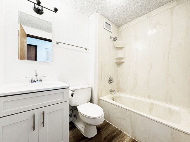 Building Photo - Waikiki Condo with One Assigned Parking Space