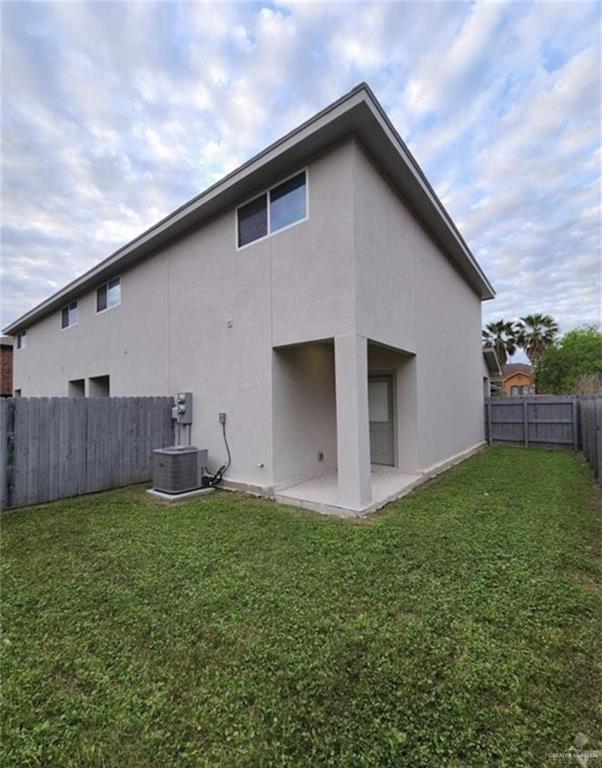 Building Photo - 1207 W Fig Ave