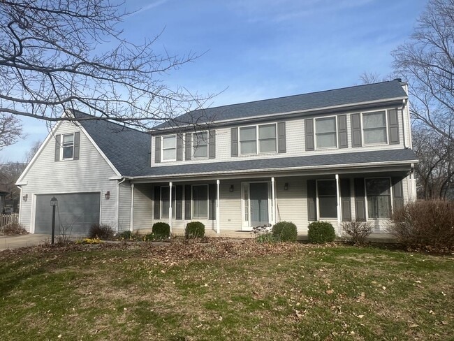 Building Photo - 6 Bedroom home with Fenced Yard - Available 07/01/2026